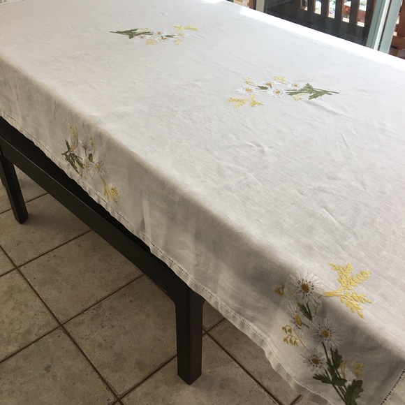 Tablecloth Plus a table topper - Picture 6 of 6